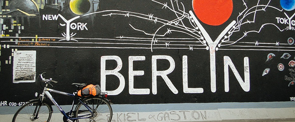 Bici davanti a un murale con la scritta 