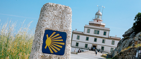 Mojon del kilometro zero con il faro di Finisterre, Galizia