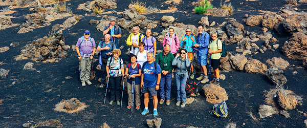 Gruppo di escursionisti in un paesaggio vulcanico a Tenerife, trekking tour alle Isole Canarie, Spagna