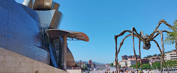 Vista sul famoso Museo moderno di Bilbao
