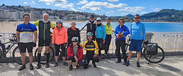 Gruppo di ciclisti in viaggio con 