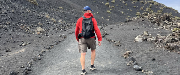 Turista durante un viaggio trekking organizzato Girolibero a Lanzarote, Isole Canarie.