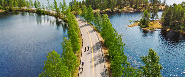 Ciclisti su un percorso ciclabile che attraversa un ponte tra le isole dell'arcipelago di Turku, Finlandia, viaggi in bici 