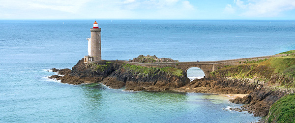 Faro di Petit Minou, situato su una scogliera che si affaccia sull'oceano Atlantico in Bretagna