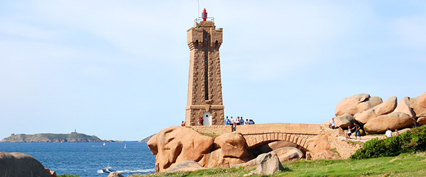 Veduta del faro di Ploumanac'h nella Costa di Granito Rosa, Bretagna.