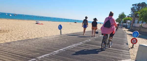 Percorso ciclabile sulla spiaggia di Arcachon con scritta “Vélos” sulla pavimentazione