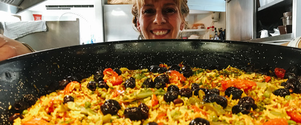 Primo piano di un piatto di paella a bordo di una crociera fluviale 