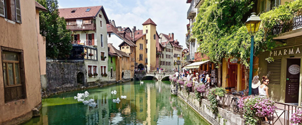 Canale pittoresco con case e fiori lungo le rive nel centro storico di Annecy, Francia