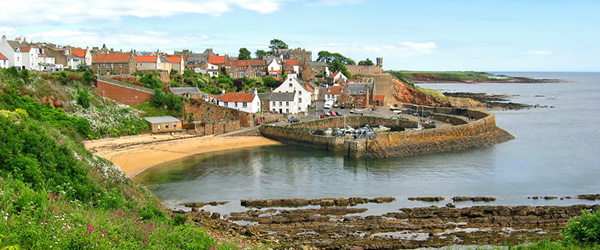 Panoramica di un villaggio della costa lungo il Fife Coastal Path, Scozia.