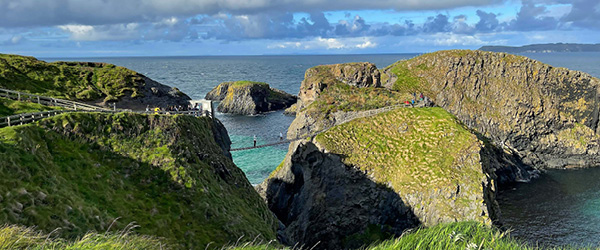 Ponte su scogliere verdi lungo la costa dell'Irlanda del Nord, con vista sull'oceano, Giant's Causeway tour con 