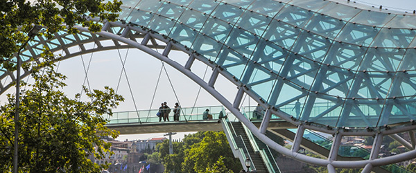 Il Ponte della Pace a Tbilisi, struttura moderna in vetro e acciaio sul fiume Kura.