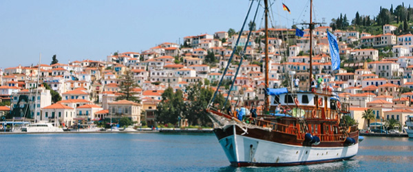 Barca in navigazione, viaggi in barca 