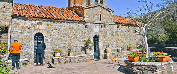 Monastero bizantino in pietra con cupola rossa nel Peloponneso