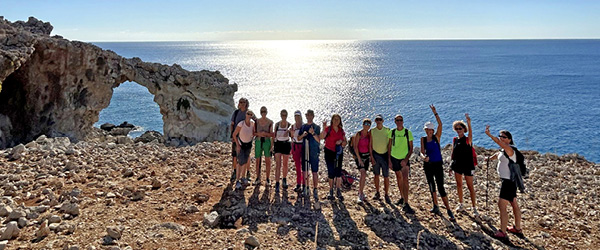 Escursionisti in viaggio con Girolibero a Capo Prasonisi al tramonto, Rodi, Grecia, circondati da uno scenario costiero mozzafiato