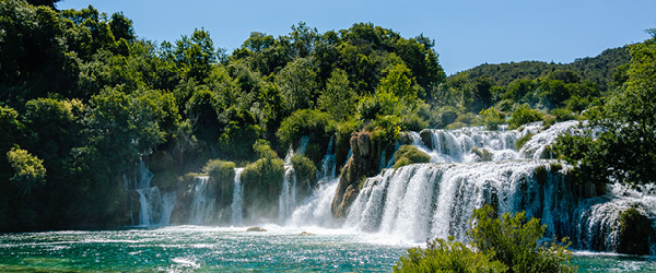 Cascate del Parco Nazionale di Krka, con acqua cristallina e vegetazione lussureggiante, vicino a Zara.