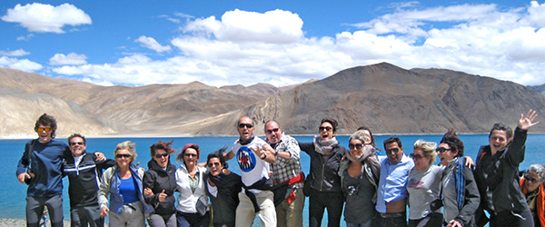Gruppo di escursionisti in viaggio con Girolibero in cammino lungo un sentiero montano nei paesaggi dell’Himalaya, Ladakh, India.