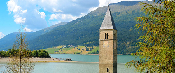 Versunkener Glockenturm im Reschensee, Südtirol, Italien.