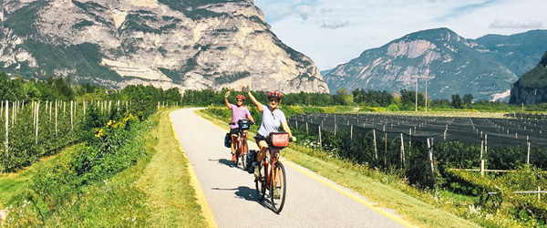 Dom von Bozen mit den Dolomiten im Hintergrund, Italien.