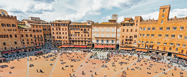 Veduta aerea di Piazza del Campo a Siena, Toscana, durante una giornata di sole.