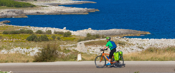 Radfahrer, der mit Girolibero im Salento mit Meerblick unterwegs ist