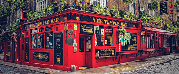Pub tradizionale irlandese con facciata rossa a Dublino, Irlanda, famoso per l'atmosfera conviviale.