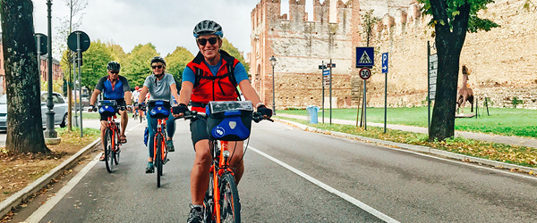 Gruppe mit dem Fahrrad unterwegs mit 