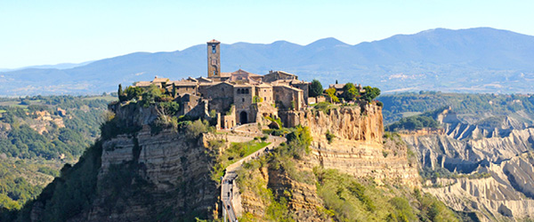 Panorama von Civita di Bagnoregio, einem auf Tuffstein gelegenen Dorf in Latium, Italien.