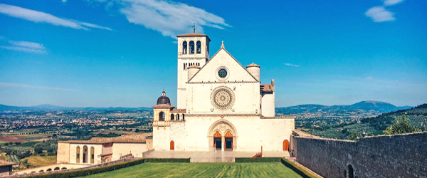 Basilica di San Francesco d'Assisi in una giornata soleggiata