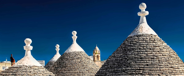 Tetti dei trulli di Alberobello, Puglia, tipiche costruzioni in pietra con tetti a cono.