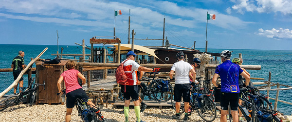 Gruppo di ciclisti in viaggio con 