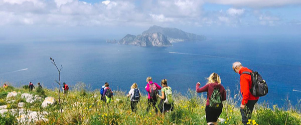 Escursionisti su una collina con vista panoramica sul Golfo di Napoli, Sorrento, trekking organizzati con guida 