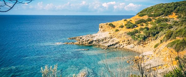 Vista costiera con acque turchesi, costa degli Etruschi, Toscana