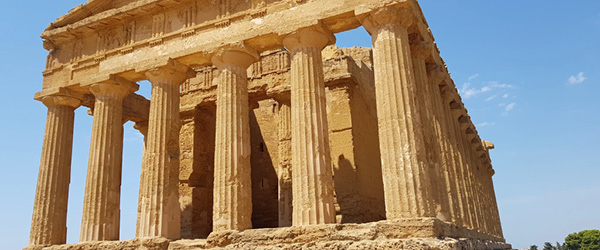 Tempio della Concordia nella Valle dei Templi, Agrigento, esempio di architettura greca antica in Sicilia.