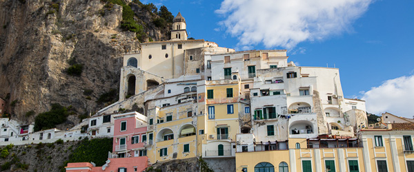 Vista delle case colorate a picco sul mare, Positano, Costiera Amalfitana, Italia