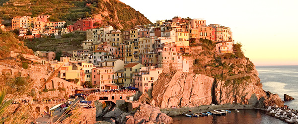 Tramonto su case colorate a picco sul mare, Riomaggiore, Cinque Terre, Italia