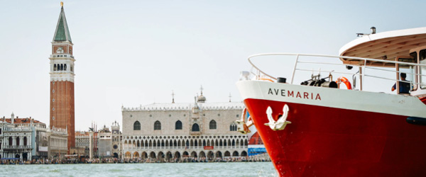 Blick auf den Markusdom und ein rotes Boot in Venedig, Italien