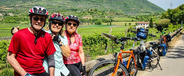 Gruppo di ciclisti in viaggio con 