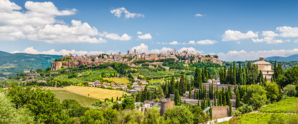 Vista panoramica della città di Orvieto tra le colline