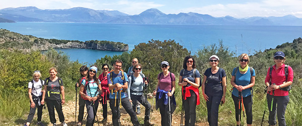 Gruppo di escursionisti con vista panoramica sul mare, Cilento, trekking di gruppo 