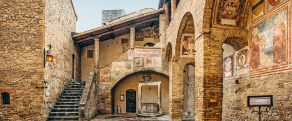 Ingresso medievale di San Gimignano, Toscana, con mura storiche.