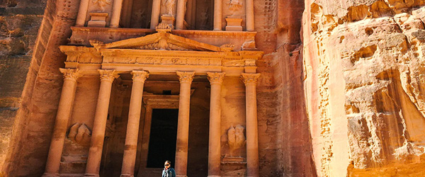 Facciata del Tesoro di Petra scolpita nella roccia, Giordania