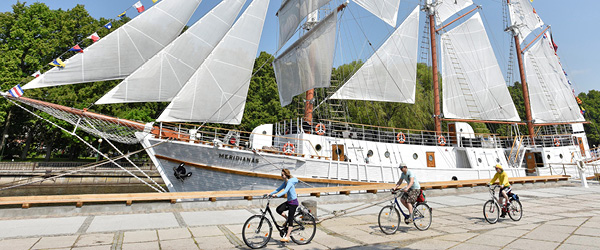 Barca a vela ormeggiata nella laguna, Penisola dei Curi, con biciclette parcheggiate sul pontile.