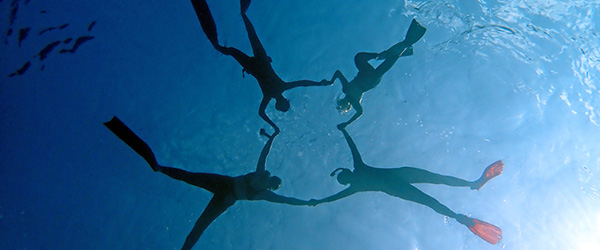 Snorkeling subacqueo con quattro persone che nuotano nel mare delle Maldive