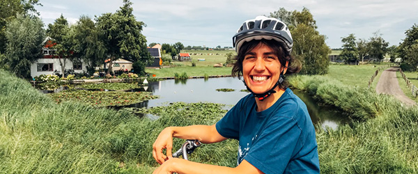 Ciclista sorridente con bici 