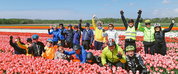 Gruppo di ciclisti in viaggio con 