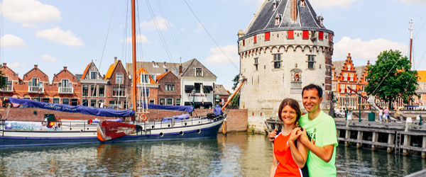 Paar von Touristen, die die Kanäle und traditionellen Häuser in Volendam, Niederlande, bewundern