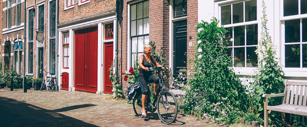 Straße mit traditionellen niederländischen Häusern und geparkten Fahrrädern, Niederland
