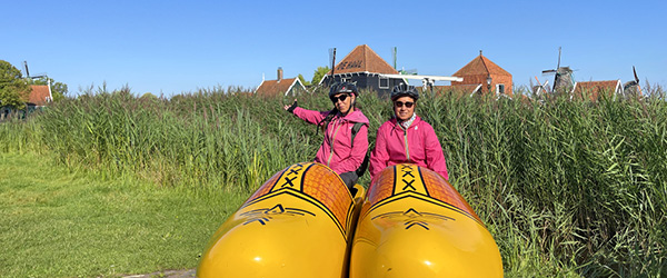 Touristen auf riesigen gelben Holzschuhen, typisch holländische Fotoattraktion