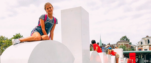 Turisti vicino a una grande scritta 