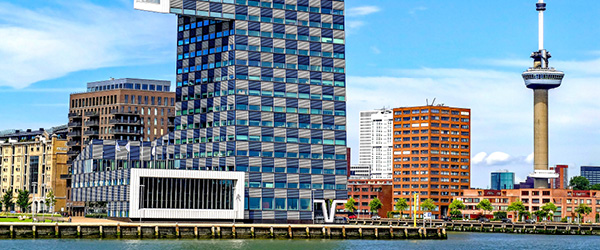 Skyline di Rotterdam con l'iconico edificio De Rotterdam e la Torre Euromast sullo sfondo.